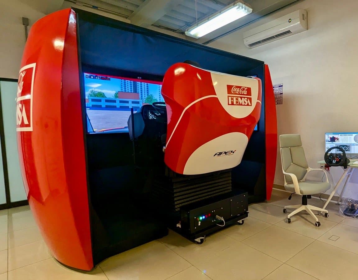 Simulador de transporte pesado APEX personalizado con la marca de Coca-Cola FEMSA