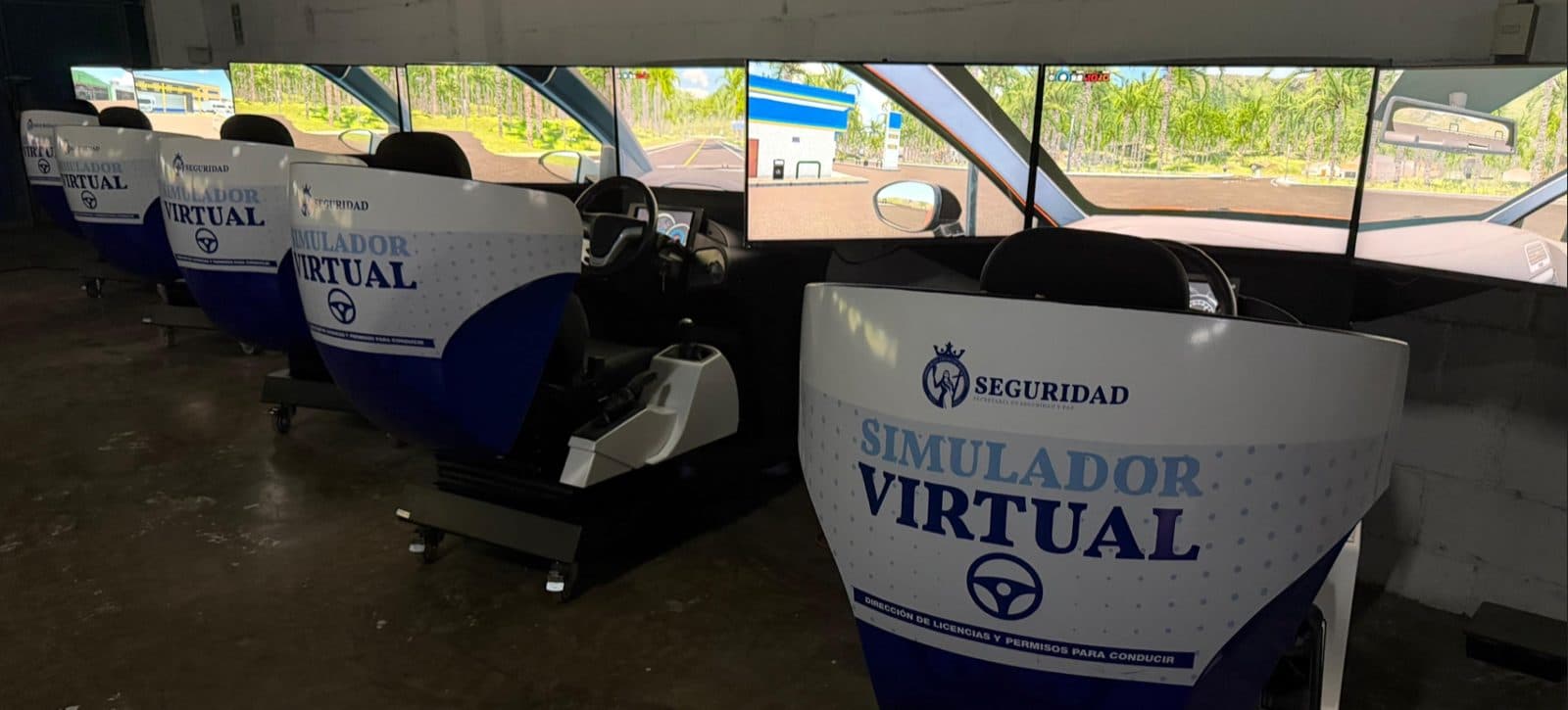 Simulador de automóvil APEX aplicando el examen práctico de licencia de conducir
