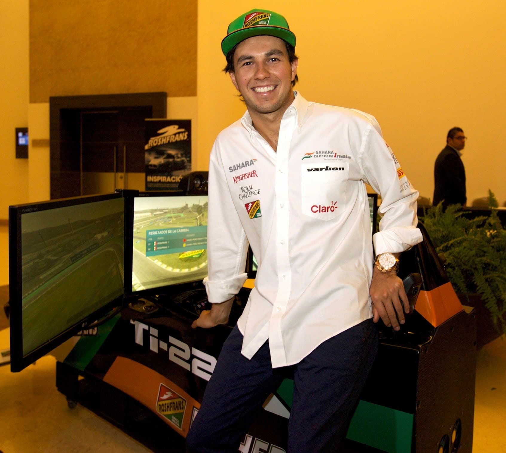 Sergio Checo Pérez con el simulador de Formula 1 de APEX