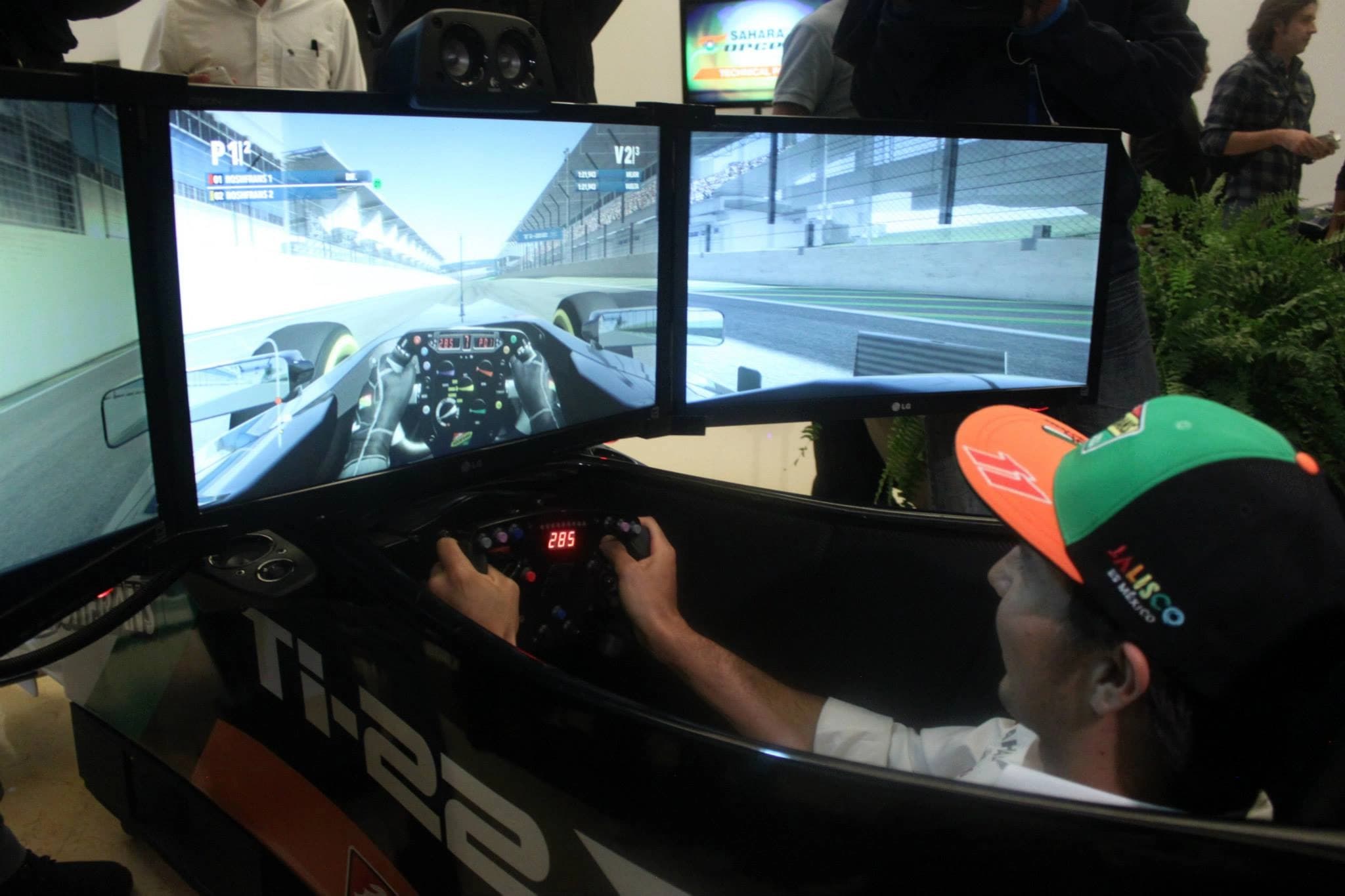 Checo Pérez pilotando el simulador Formula de APEX