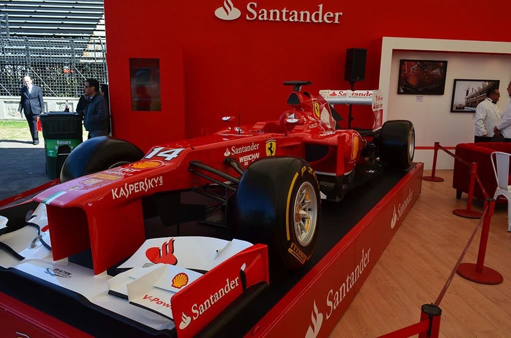 Fernando Alonso en una activación con el simulador APEX