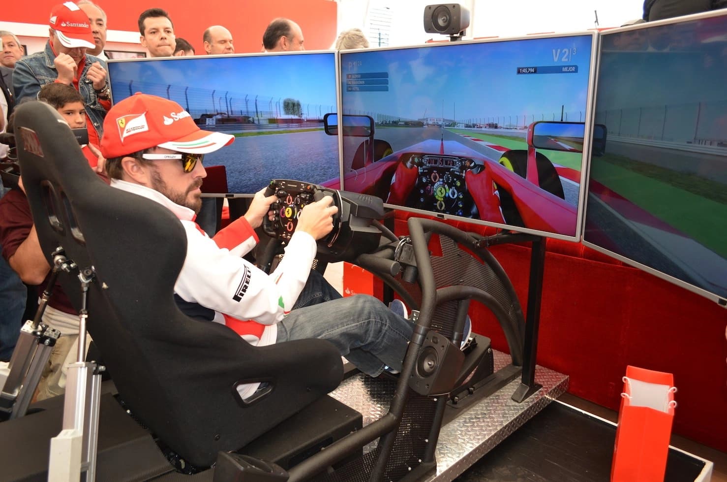 Fernando Alonso pilotando el simulador de Formula de APEX