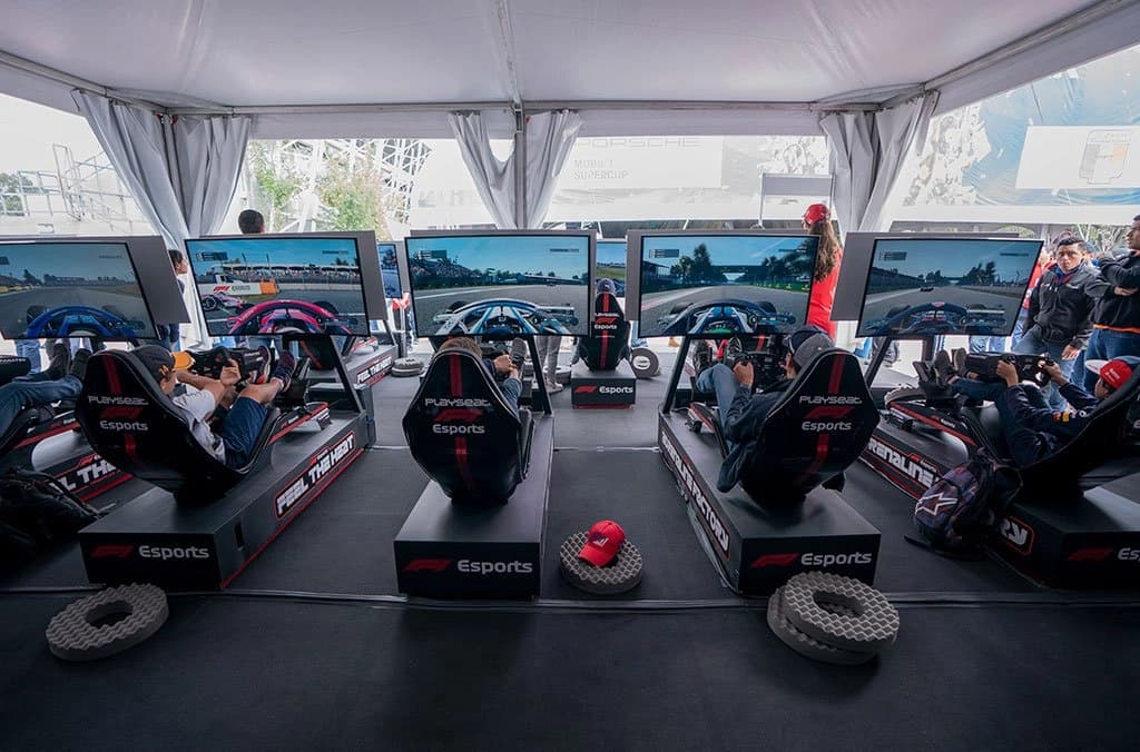 Simuladores de Formula 1 APEX en un evento